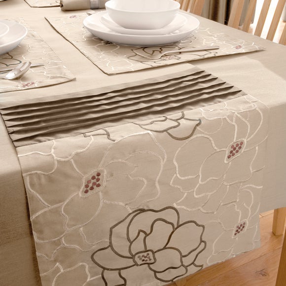 Natural Scattered Flowers Collection Table Runner